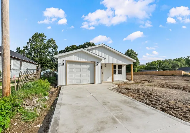 Photo 3 of Sale Pending at 3509 Rodgers Ave, Fort Wayne, IN 46803 | MLS# 202631697 | Listing updated on 2026-09-09