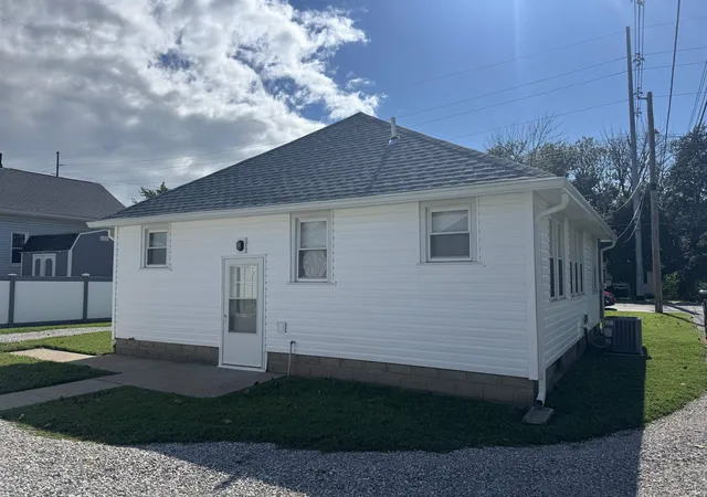 Photo 3 of Sale Pending at 1209 N Boeke Rd, Evansville, IN 47711 | MLS# 202632188 | Listing updated on 2026-10-08