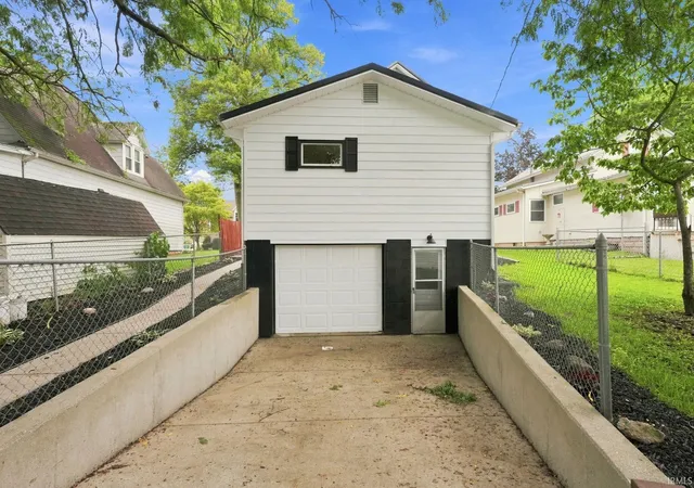 Photo 4 of Manufactured home for sale at 204 N Whitley St, Columbia City, IN 46725 | MLS# 202633162 | Listing updated on 2026-09-04