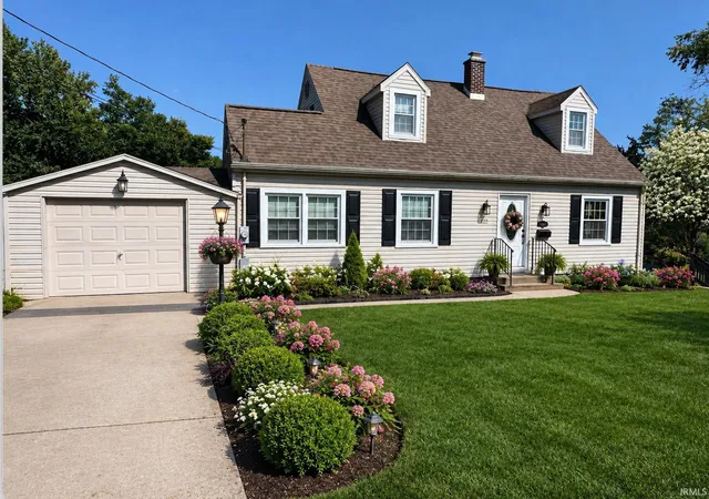 Photo 2 of Single family home for sale at 1717 Russell Ave, Evansville, IN 47720 | MLS# 202633877 | Listing updated on 2026-09-21