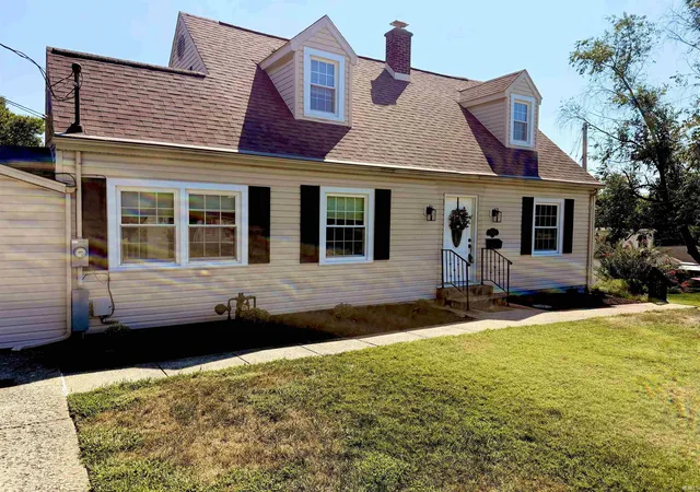 Photo 3 of Single family home for sale at 1717 Russell Ave, Evansville, IN 47720 | MLS# 202633877 | Listing updated on 2026-09-21