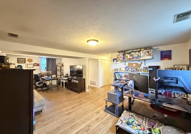 Photo 3 of Manufactured home for sale at 206 E Anstett Dr, Fowler, IN 47944 | MLS# 202633923 | Listing updated on 2026-10-22