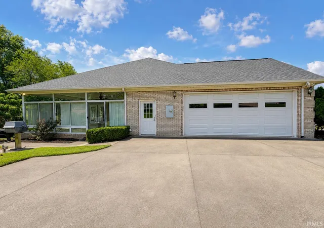 Photo 3 of Sale Pending at 1504 Regents Park Rd, Evansville, IN 47710 | MLS# 202635888 | Listing updated on 2026-09-10
