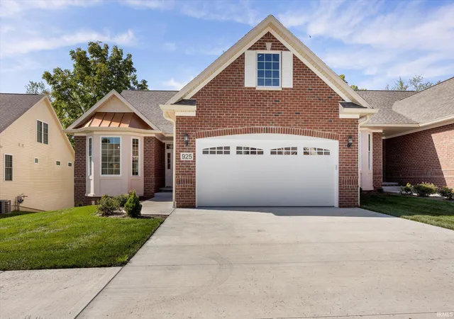 Condo for sale at 925 W Baywood Dr, Bloomington, IN 47403 | MLS# 202635920