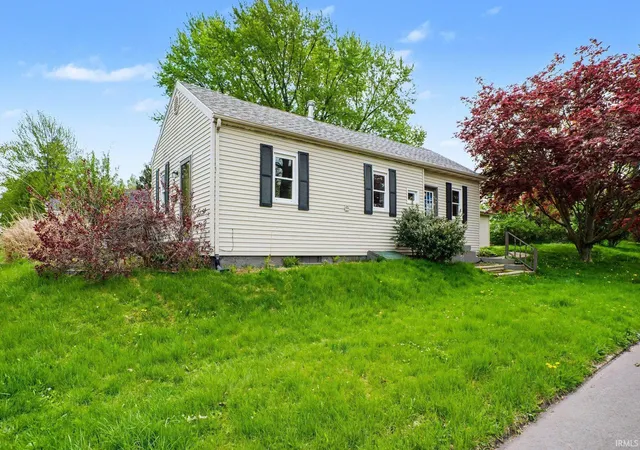 Photo 3 of Manufactured home for sale at 202 E Oakside St, South Bend, IN 46614 | MLS# 202635935 | Listing updated on 2026-09-01