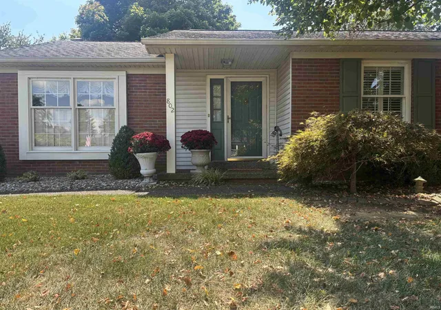 Photo 2 of Sale Pending at 802 Kingswood Dr, Evansville, IN 47715 | MLS# 202635954 | Listing updated on 2026-09-04