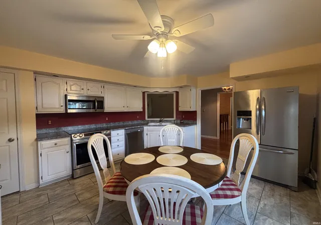 Photo 3 of Sale Pending at 802 Kingswood Dr, Evansville, IN 47715 | MLS# 202635954 | Listing updated on 2026-09-04