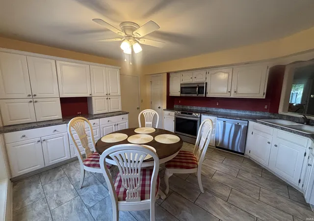 Photo 3 of Sale Pending at 802 Kingswood Dr, Evansville, IN 47715 | MLS# 202635954 | Listing updated on 2026-09-04