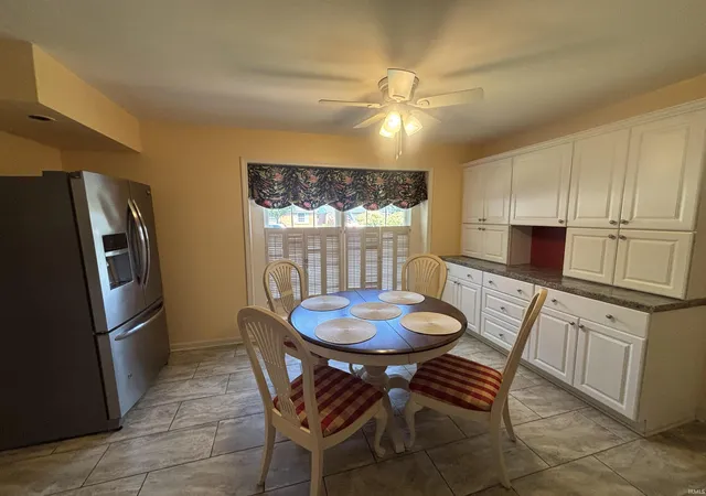 Photo 4 of Sale Pending at 802 Kingswood Dr, Evansville, IN 47715 | MLS# 202635954 | Listing updated on 2026-09-04
