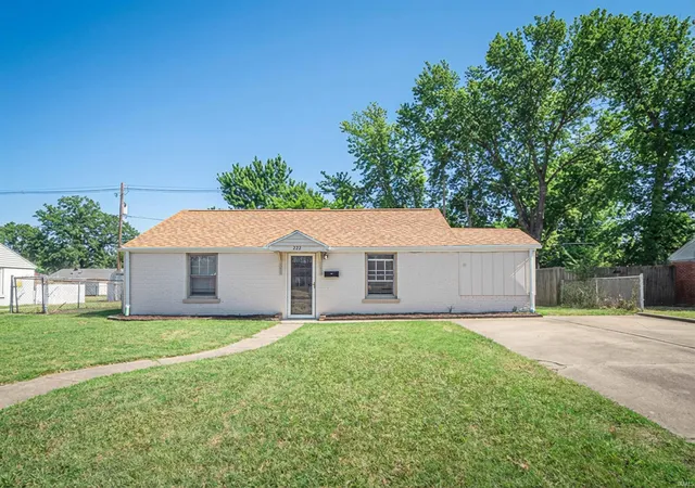 Photo 1 of Sale Pending at 222 Kenmore Dr, Evansville, IN 47714 | MLS# 202636046 | Listing updated on 2026-09-03