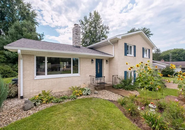 Photo 3 of Sale Pending at 1311 Oriole Dr, Warsaw, IN 46580 | MLS# 202636179 | Listing updated on 2026-10-05