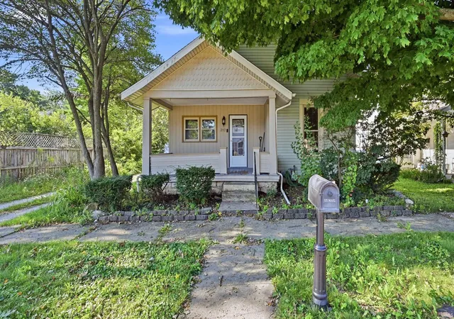 Photo 1 of Sale Pending at 317 E Highland Ave, Muncie, IN 47303 | MLS# 202636181 | Listing updated on 2026-09-16