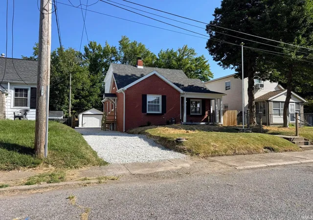 Photo 3 of Sale Pending at 1062 Waggoner Ave, Evansville, IN 47714 | MLS# 202636192 | Listing updated on 2026-09-08