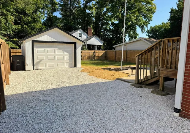 Photo 3 of Sale Pending at 1062 Waggoner Ave, Evansville, IN 47714 | MLS# 202636192 | Listing updated on 2026-09-08