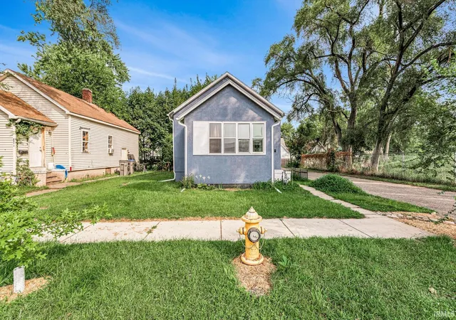 Photo 1 of Sale Pending at 816 Pearl St, Elkhart, IN 46516 | MLS# 202636337 | Listing updated on 2026-09-08
