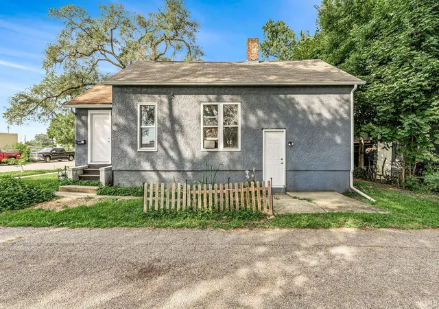 Photo 3 of Sale Pending at 816 Pearl St, Elkhart, IN 46516 | MLS# 202636337 | Listing updated on 2026-09-08