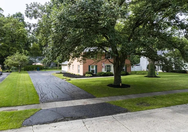 Photo 4 of Sale Pending at 2705 W Twickingham Dr, Muncie, IN 47304 | MLS# 202636460 | Listing updated on 2026-10-07