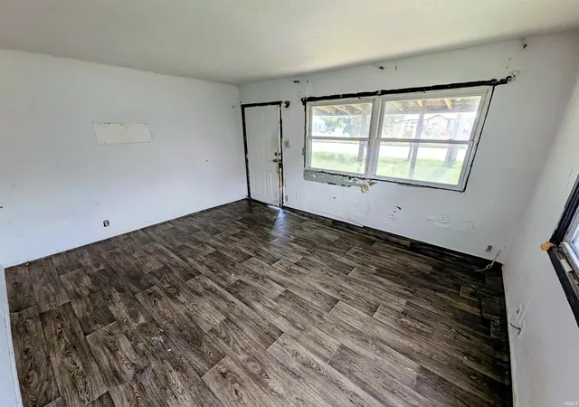 Photo 3 of Sale Pending at 1024 W Lusher Ave, Elkhart, IN 46517 | MLS# 202636502 | Listing updated on 2026-09-14
