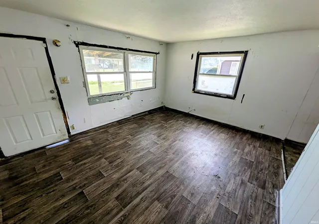 Photo 4 of Sale Pending at 1024 W Lusher Ave, Elkhart, IN 46517 | MLS# 202636502 | Listing updated on 2026-09-14