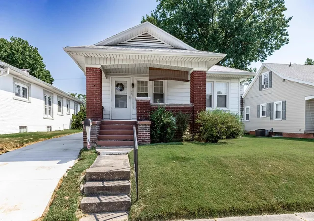 Photo 3 of Sale Pending at 622 S Bennighof Ave, Evansville, IN 47714 | MLS# 202636568 | Listing updated on 2026-09-15
