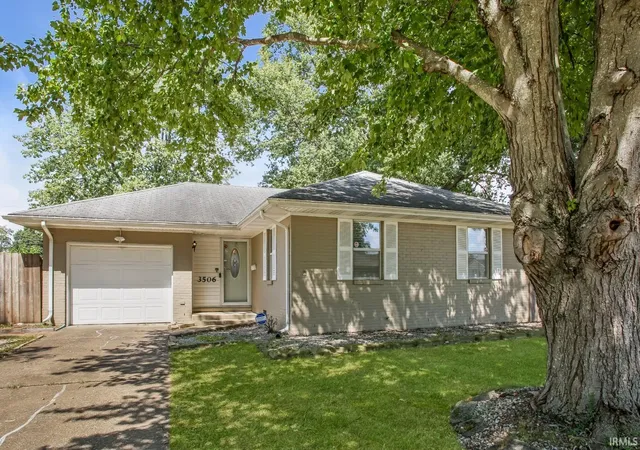 Photo 3 of Sale Pending at 3506 Ridgeway Ave, Evansville, IN 47714 | MLS# 202636631 | Listing updated on 2026-09-11