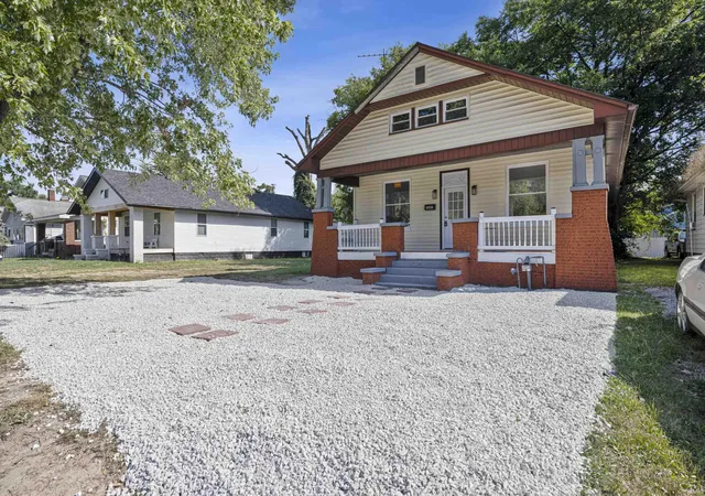Photo 3 of Single family home for sale at 823 Monroe Ave, Evansville, IN 47713 | MLS# 202636786 | Listing updated on 2026-10-05
