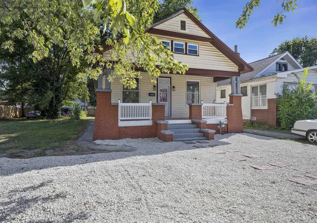 Photo 4 of Single family home for sale at 823 Monroe Ave, Evansville, IN 47713 | MLS# 202636786 | Listing updated on 2026-10-05
