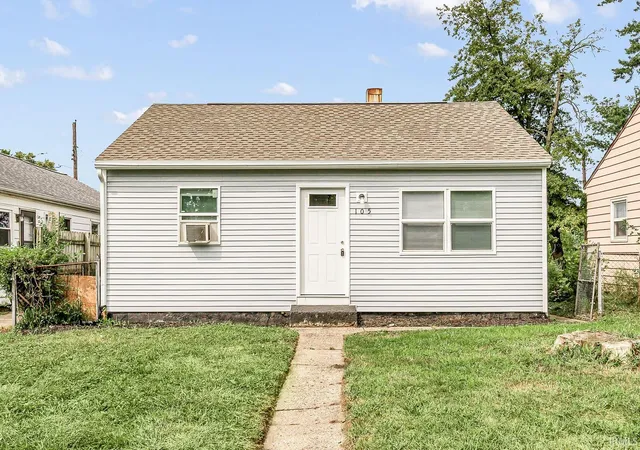 Manufactured home for sale at 105 N Wellington St, South Bend, IN 46619 | MLS# 202636817