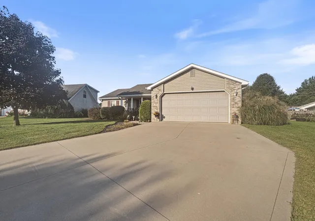 Photo 3 of Manufactured home for sale at 215 Tecumseh St, Warsaw, IN 46582 | MLS# 202636921 | Listing updated on 2026-09-14