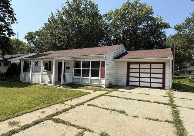Photo 2 of Sale Pending at 117 N Riverside Blvd, Goshen, IN 46526 | MLS# 202636968 | Listing updated on 2026-09-12