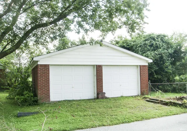 Photo 2 of Sale Pending at 1900 Stoneview Dr, Kokomo, IN 46902 | MLS# 202636991 | Listing updated on 2026-09-09
