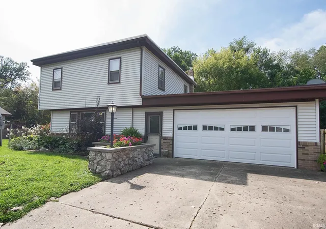 Photo 3 of Manufactured home for sale at 9615 N Steinbarger Lake Dr, Wawaka, IN 46794 | MLS# 202637054 | Listing updated on 2026-09-14
