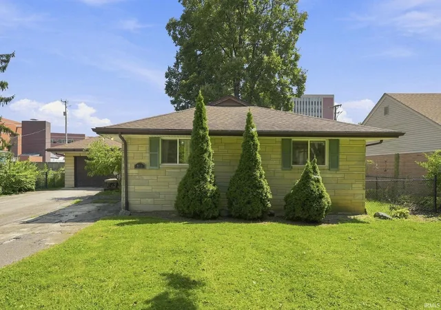 Photo 2 of Manufactured home for sale at 912 N Warick Dr, Muncie, IN 47304 | MLS# 202637066 | Listing updated on 2026-09-11