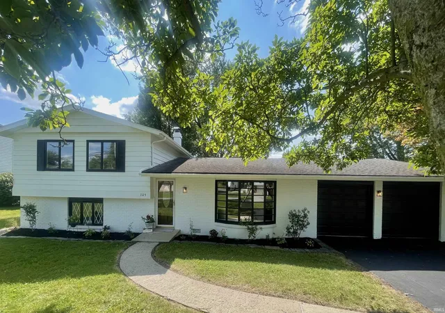 Manufactured home for sale at 1125 N Bittersweet Ln, Muncie, IN 47304 | MLS# 202637099