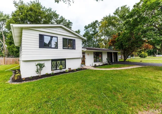 Photo 2 of Manufactured home for sale at 1125 N Bittersweet Ln, Muncie, IN 47304 | MLS# 202637099 | Listing updated on 2026-09-13