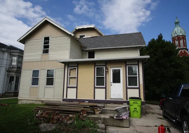 Photo 2 of Manufactured home for sale at 946 N Jefferson St, Huntington, IN 46750 | MLS# 202637155 | Listing updated on 2026-09-17