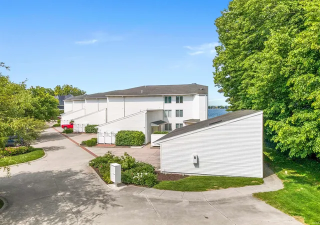 Photo 4 of Condo for sale at 10660 N Southshore Dr #D3, Syracuse, IN 46567 | MLS# 202637300 | Listing updated on 2026-09-17
