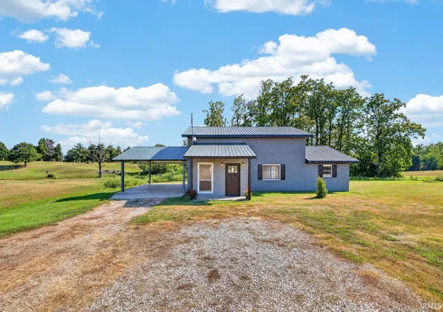 Manufactured home for sale at 1002 W Morton St, Oakland City, IN 47660 | MLS# 202637313