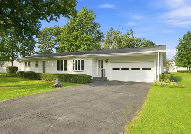 Photo 2 of Sale Pending at 2311 Leesmoor Ln, Fort Wayne, IN 46808 | MLS# 202637314 | Listing updated on 2026-09-14