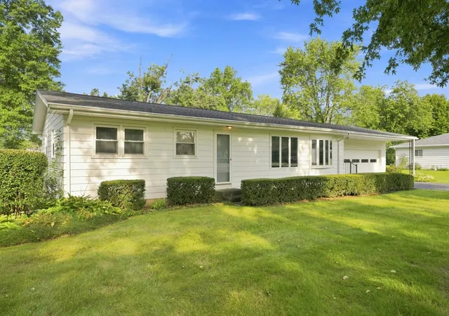 Photo 3 of Sale Pending at 2311 Leesmoor Ln, Fort Wayne, IN 46808 | MLS# 202637314 | Listing updated on 2026-09-14