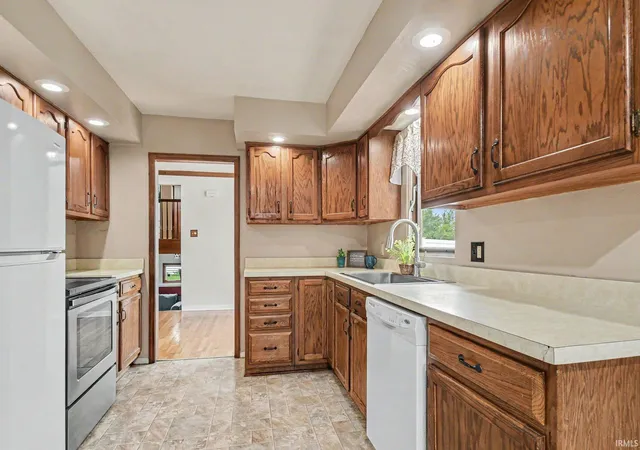 Photo 4 of Sale Pending at 1637 Gordon Dr, South Bend, IN 46635 | MLS# 202637397 | Listing updated on 2026-10-19