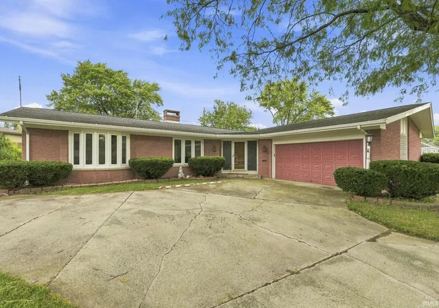 Photo 2 of Sale Pending at 608 Roxbury Ct, Fort Wayne, IN 46807 | MLS# 202637484 | Listing updated on 2026-09-17