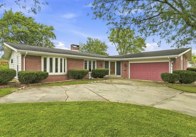 Photo 3 of Sale Pending at 608 Roxbury Ct, Fort Wayne, IN 46807 | MLS# 202637484 | Listing updated on 2026-09-17