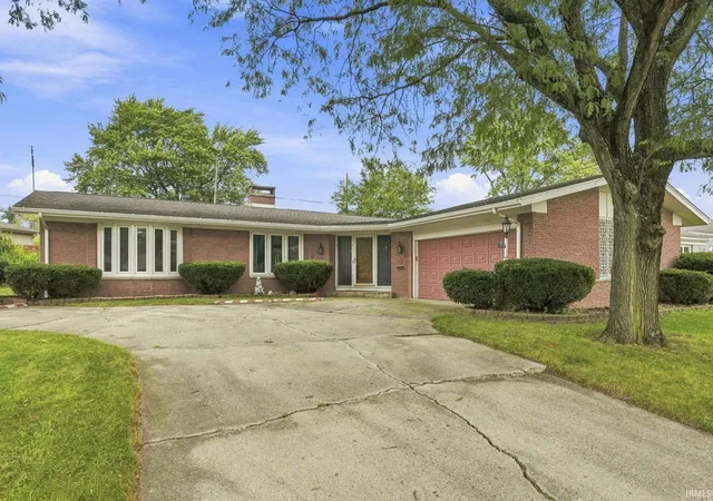Photo 3 of Sale Pending at 608 Roxbury Ct, Fort Wayne, IN 46807 | MLS# 202637484 | Listing updated on 2026-09-17