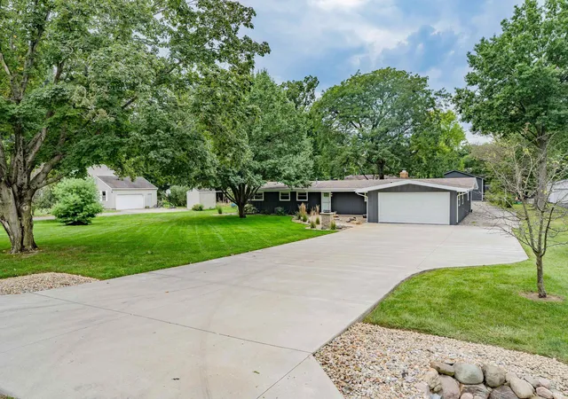 Photo 3 of Sale Pending at 3406 Van Orman Dr, Fort Wayne, IN 46804 | MLS# 202637582 | Listing updated on 2026-09-14
