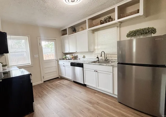 Photo 3 of Sale Pending at 1405 E Oregon St, Evansville, IN 47711 | MLS# 202637680 | Listing updated on 2026-09-14