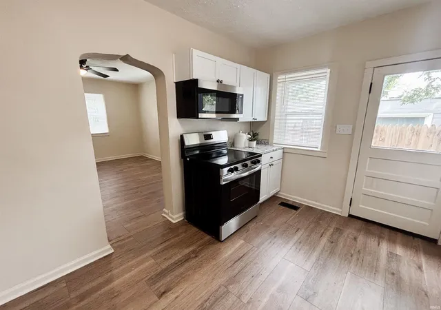 Photo 3 of Sale Pending at 1405 E Oregon St, Evansville, IN 47711 | MLS# 202637680 | Listing updated on 2026-09-14