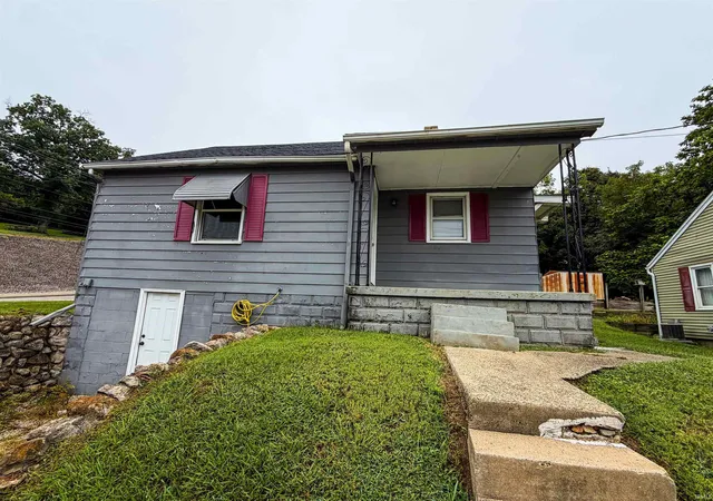 Manufactured home for sale at 102 E 4th Street, Huntingburg, IN 47542 | MLS# 202637731
