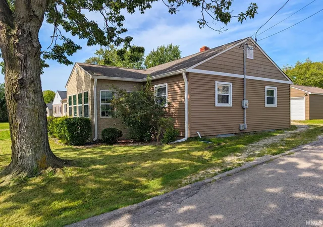 Photo 3 of Manufactured home for sale at 222 Mccarty St, Huntington, IN 46750 | MLS# 202637732 | Listing updated on 2026-09-12