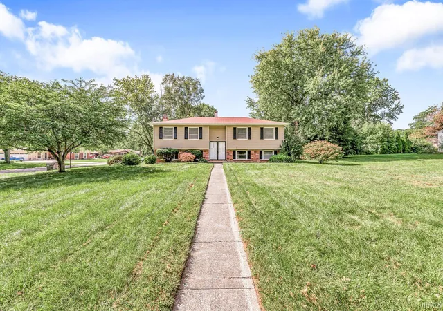 Photo 2 of Sale Pending at 1356 Hampshire Dr, South Bend, IN 46614 | MLS# 202637767 | Listing updated on 2026-10-22